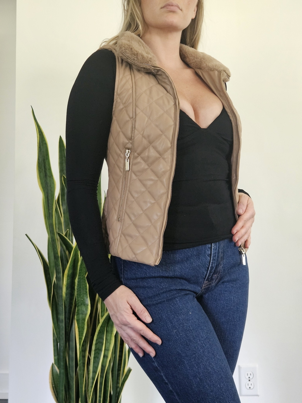 Guess NWT Quilted Zip Up Leather Vest With Fur Collar XS
